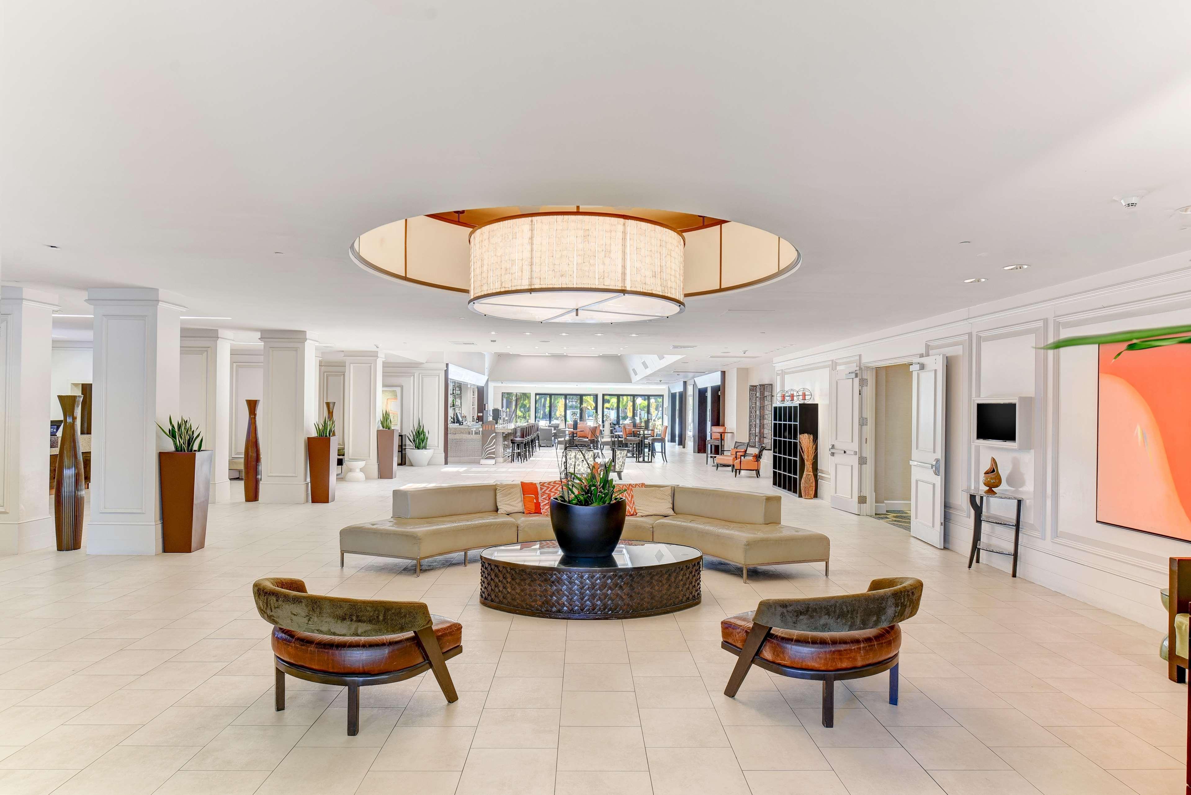 Отель Hilton Irvine/Orange County Airport Экстерьер фото